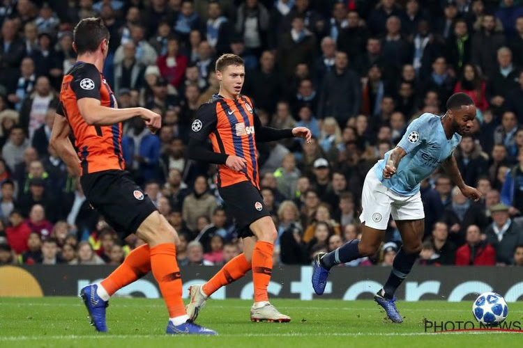 ? Sterling (Man City) krijgt de belachelijkste penalty van de week: "Getackeld door een grassprietje"