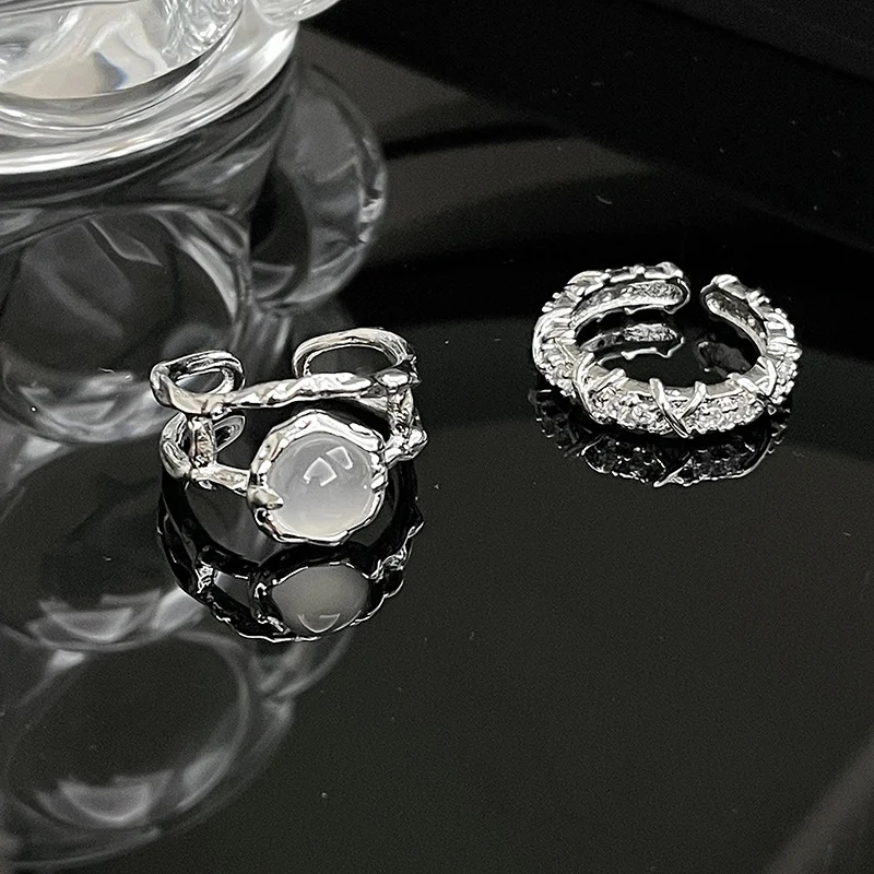 Maansteen design ring met zirkonia en strass steentjes, een uniek sieraad dat je look een boost geeft.