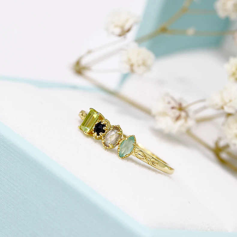 925 vergulde ring met kleurrijke natuurlijke edelstenen. Elegante sieraden die je natuurlijke schoonheid benadrukken en versterken.