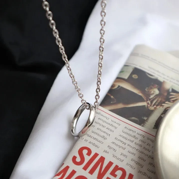 Bague et Pendentif en Acier Titane Luxe Léger de Haute Qualité. Bijoux élégants et durables pour hommes et femmes. Confort et raffinement.