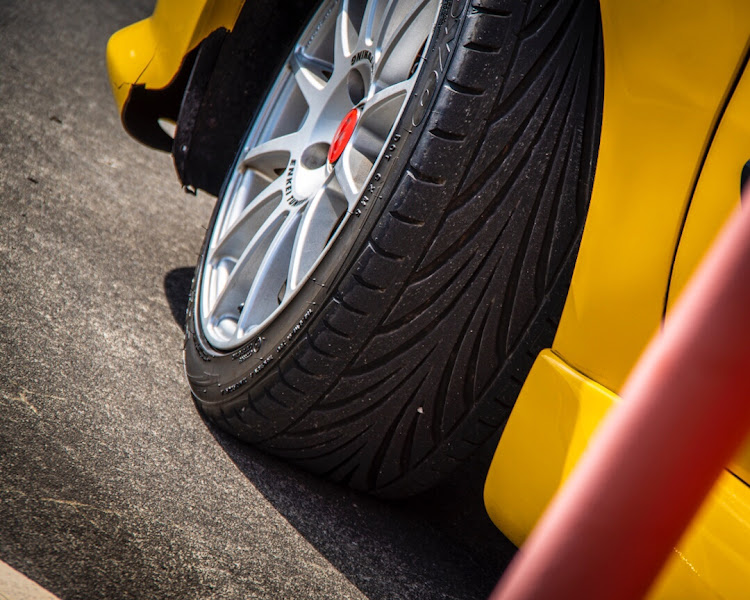 プント スポルティング アバルトのタイヤ交換・TOYOTIRES・PROXES・足回り変更・トレッド幅拡大に関するカスタム事例の投稿画像1枚目