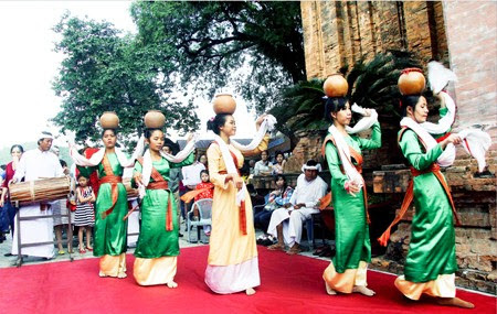 Tháp Bà Ponagar, mê đắm vũ điệu Chăm