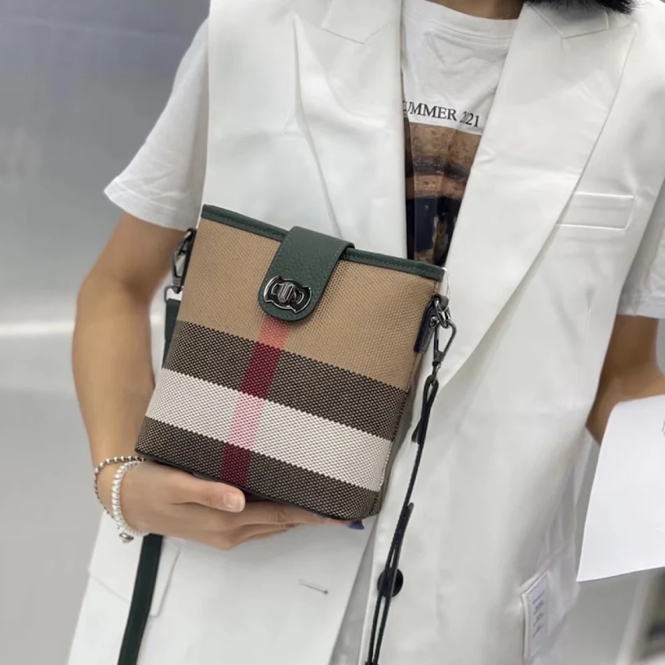 Bolsa Bucket Clássica Xadrez para Mulheres. Linda e espaçosa, perfeita para o dia a dia, com design charmoso e elegante, ideal para qualquer ocasião.