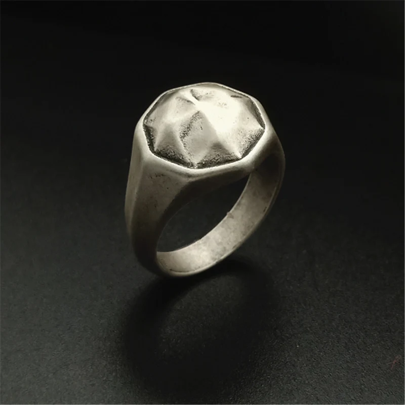 Bague Punk en acier titane tendance, ornement en acier inoxydable pour clubbing. Un bijou audacieux et stylé pour hommes et femmes, résistant et unique.