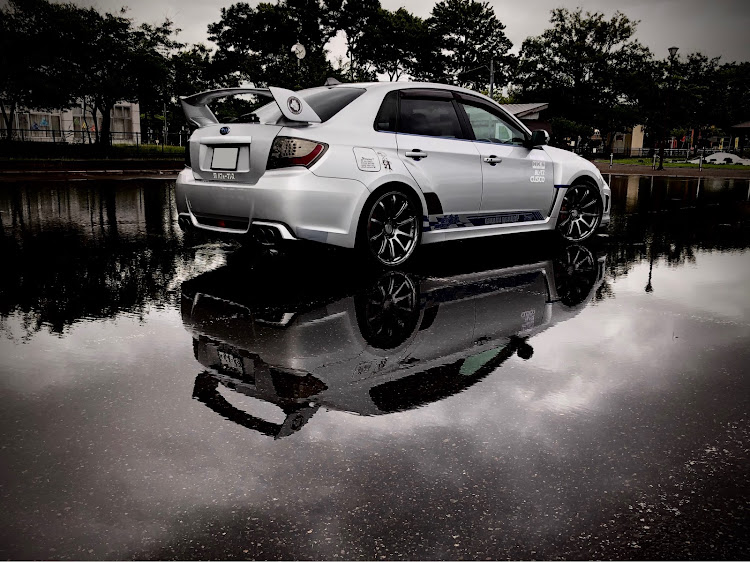 インプレッサ WRX STIの雨上がりの朝・リフレクションに挑戦・梅雨・みずたまりに関するカスタム事例の投稿画像1枚目