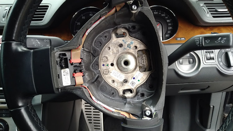 パサートのDIY・スパイラルケーブル交換・B6パサート・3Cパサート・エアバッグ警告灯に関するカスタム事例の投稿画像3枚目