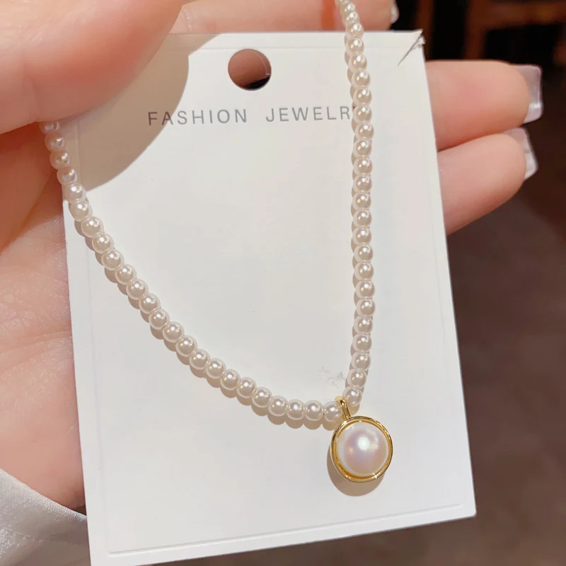 Collier élégant de célébrité internet française, pendentif en métal, anneau, perles de coquillage et chaîne de clavicule, idéal pour un look raffiné.