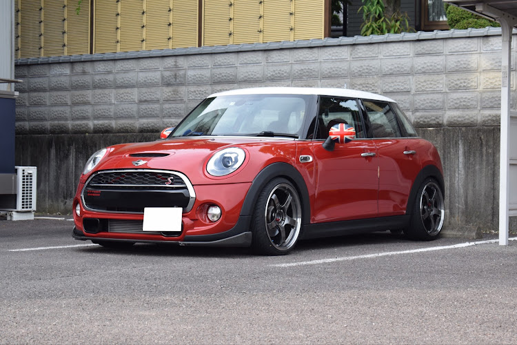 ミニ ハッチバックのMini Cooper s・ミニクーパー・ブレイジングレッド・シャコタンにしたいに関するカスタム事例の投稿画像1枚目