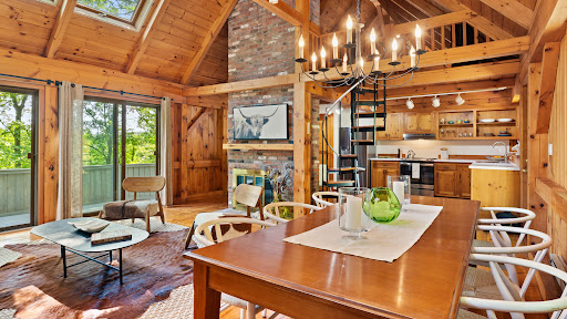 Wooden living and dining room with kitchen - Prestige house for sale in Monterey, 3 bedrooms