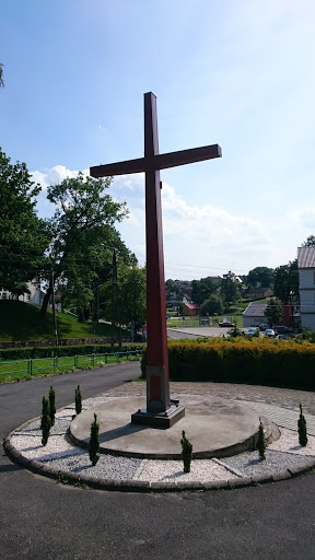 Krzyż przed Kościołem 