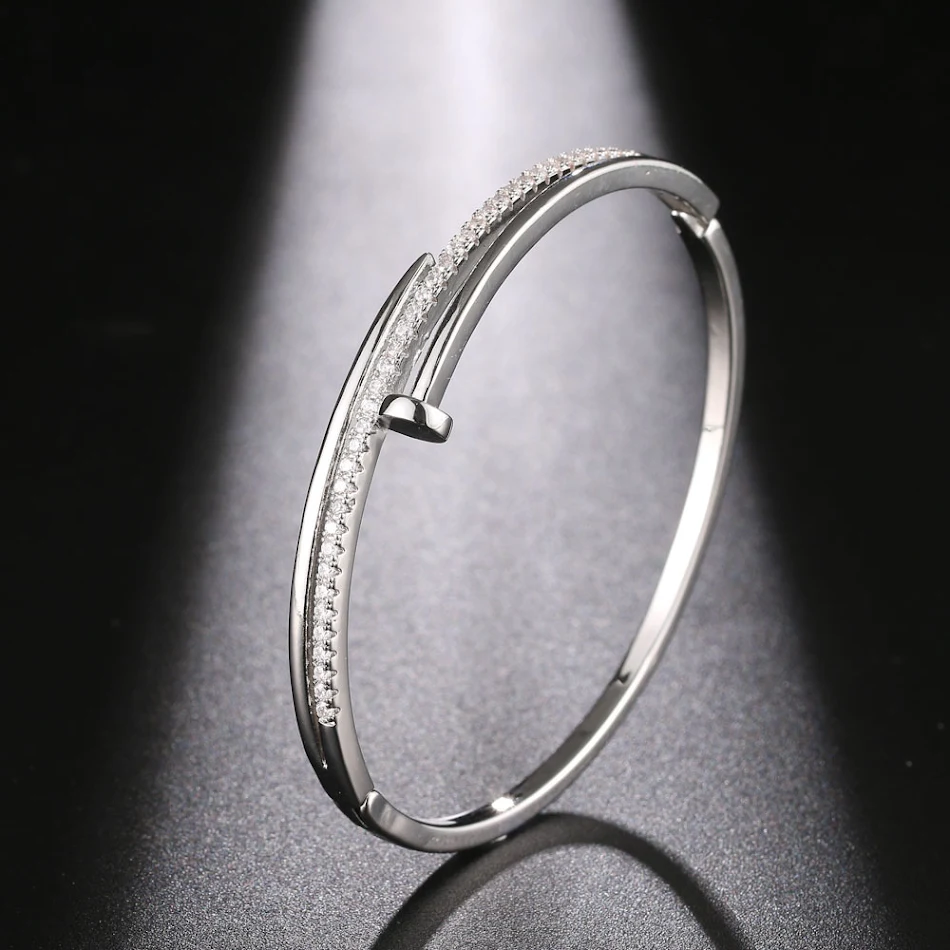 Bracelet Exquis en Forme d'Ongle pour Affirmer Votre Personnalité. Élégance et originalité pour un style unique. Un accessoire de mode incontournable.