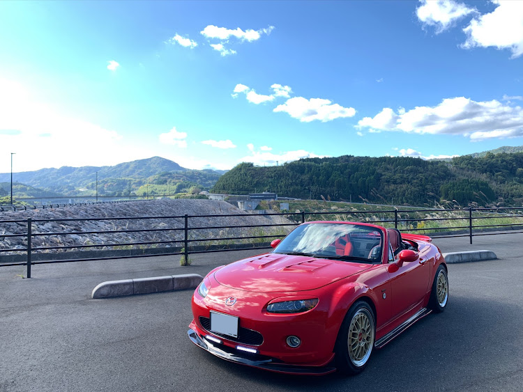 ロードスターのススキとコラボ！・いつものダム・やっぱり赤が好き・秋の空が好き・ドライブに関するカスタム事例の投稿画像1枚目