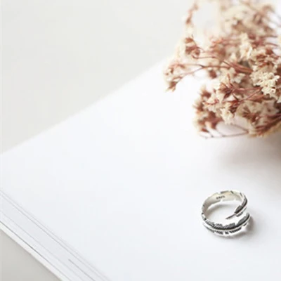 Bague plume en argent sterling 925 simple, style rétro romain. Un bijou élégant et intemporel pour un look unique et sophistiqué au quotidien.