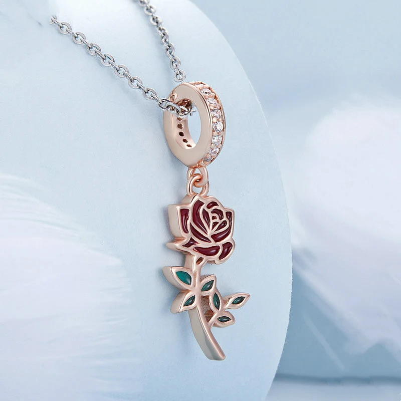 Mode gouden rode rozen kraal voor stijlvolle sieraden. Perfect voor kettingen en armbanden, voegt elegantie en glamour toe aan je creaties.