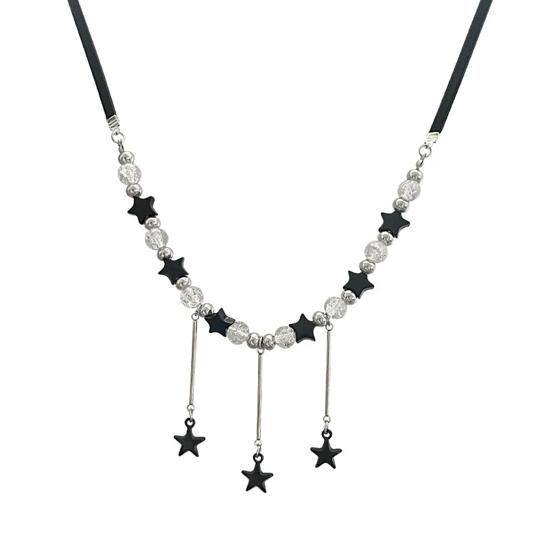 Colar de contas de gelo com estrelas costuradas em preto, um acessório elegante e moderno. Ideal para looks sofisticados e charmosos.