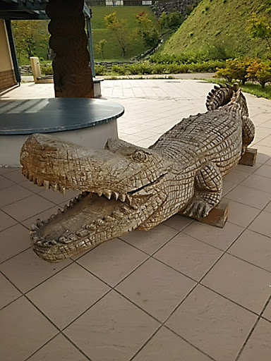 三成公園　木彫りの動物の東屋