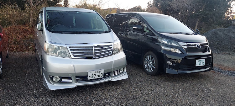 アルファードの愛車・自己満・柿本改・低そうで低くない、ちょっとだけ低い車に関するカスタム事例の投稿画像1枚目