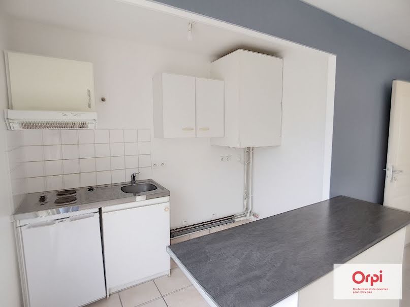 Location  appartement 2 pièces 41 m² à Montluçon (03100), 407 €