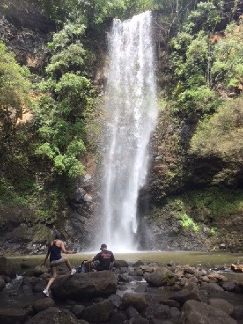 滝壺で水遊び