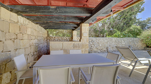 Covered patio with outdoor table and chairs - Luxury house for rent in Rabat, 4 bedrooms