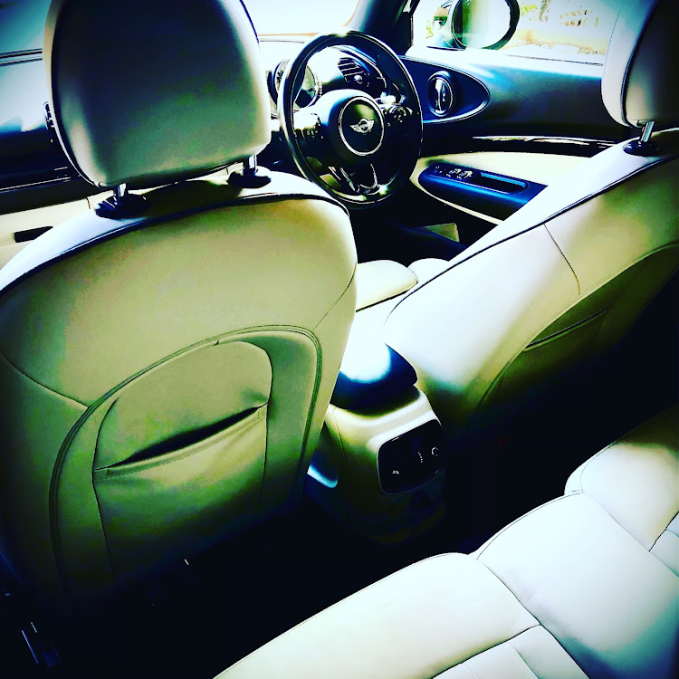 ミニ クラブマンのMINI clubman・f54・サテライトグレイ・ローポジション・白皮シートに関するカスタム事例の投稿画像1枚目