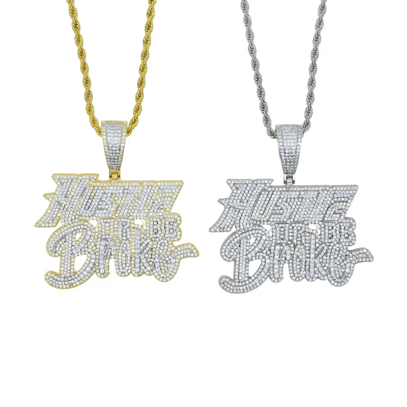 Title 4, Collier avec pendentif en zircon lettre Z, un b...