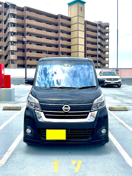 デイズルークスのモーニングショット・屋上駐車場・駐車場・黒艶に関するカスタム事例の投稿画像1枚目