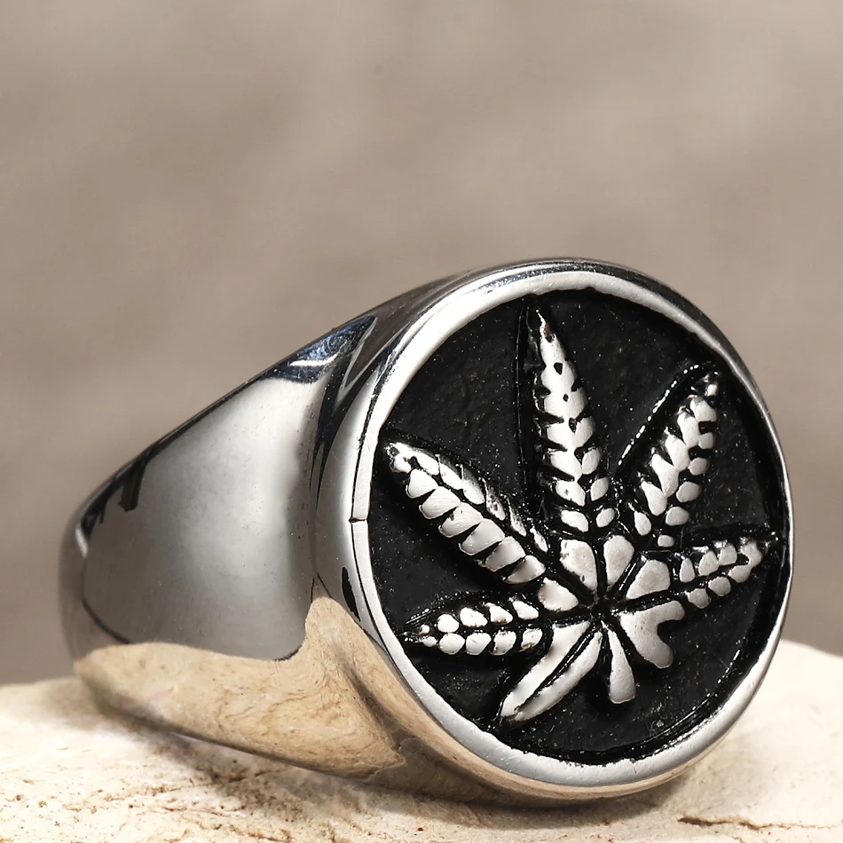 Anello da uomo in acciaio al titanio con foglia d'acero personalizzata e effetto goccia olio. Accessorio moda unico.