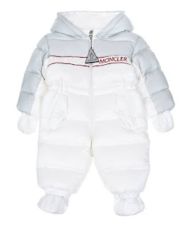 Белый комбинезон с капюшоном детский Moncler за 38 000 руб.