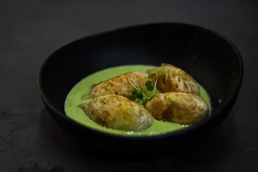 Veg Kothey Momo With Thai Green Curry Gravy