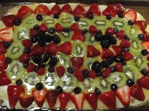 WOW your summer parties with this beautiful fruit pizza!