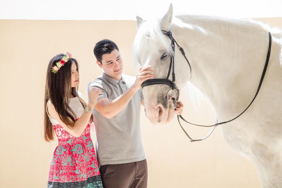 Fotógrafo de casamento Aziz Khalikov (azizkhalikov). Foto de 10 de agosto 2017