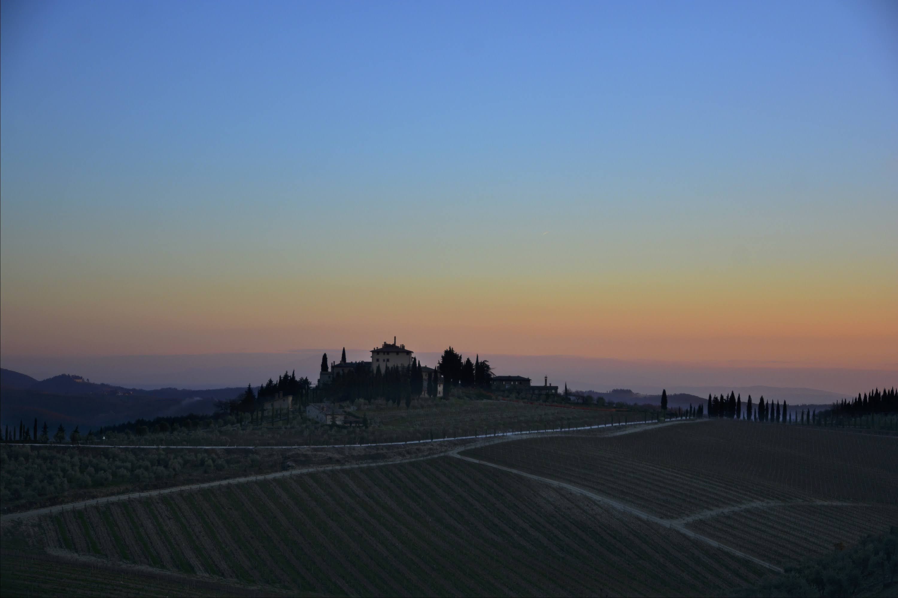 Trekking in Chianti. Tramonto vicino a Radda in Chianti, Castello di San Donato in Perano, Chianti, Siena