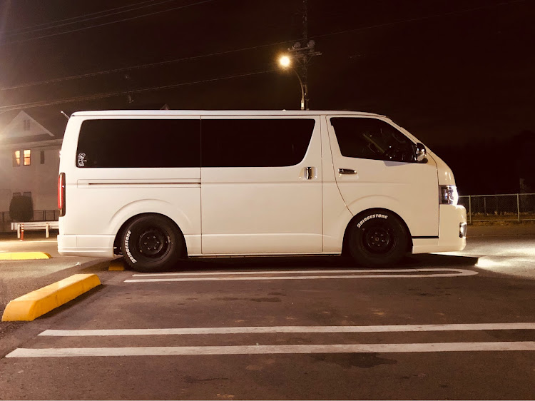 ハイエースバンのDIY・バンプラバー自作・車高調整に関するカスタム事例の投稿画像1枚目