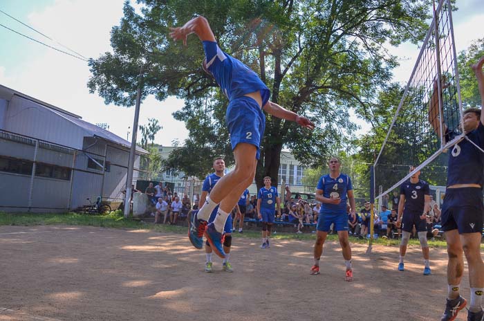 Group of people playing volleyball Группа людей играющих в волейбол