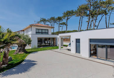 Seaside villa with pool and garden 3