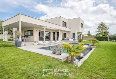 House with pool and terrace 9