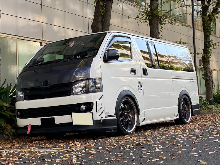 ハイエースバンのシャコタン風・DIY・大分秋っぽくなってきた・神宮外苑銀杏並木に関するカスタム事例の投稿画像1枚目