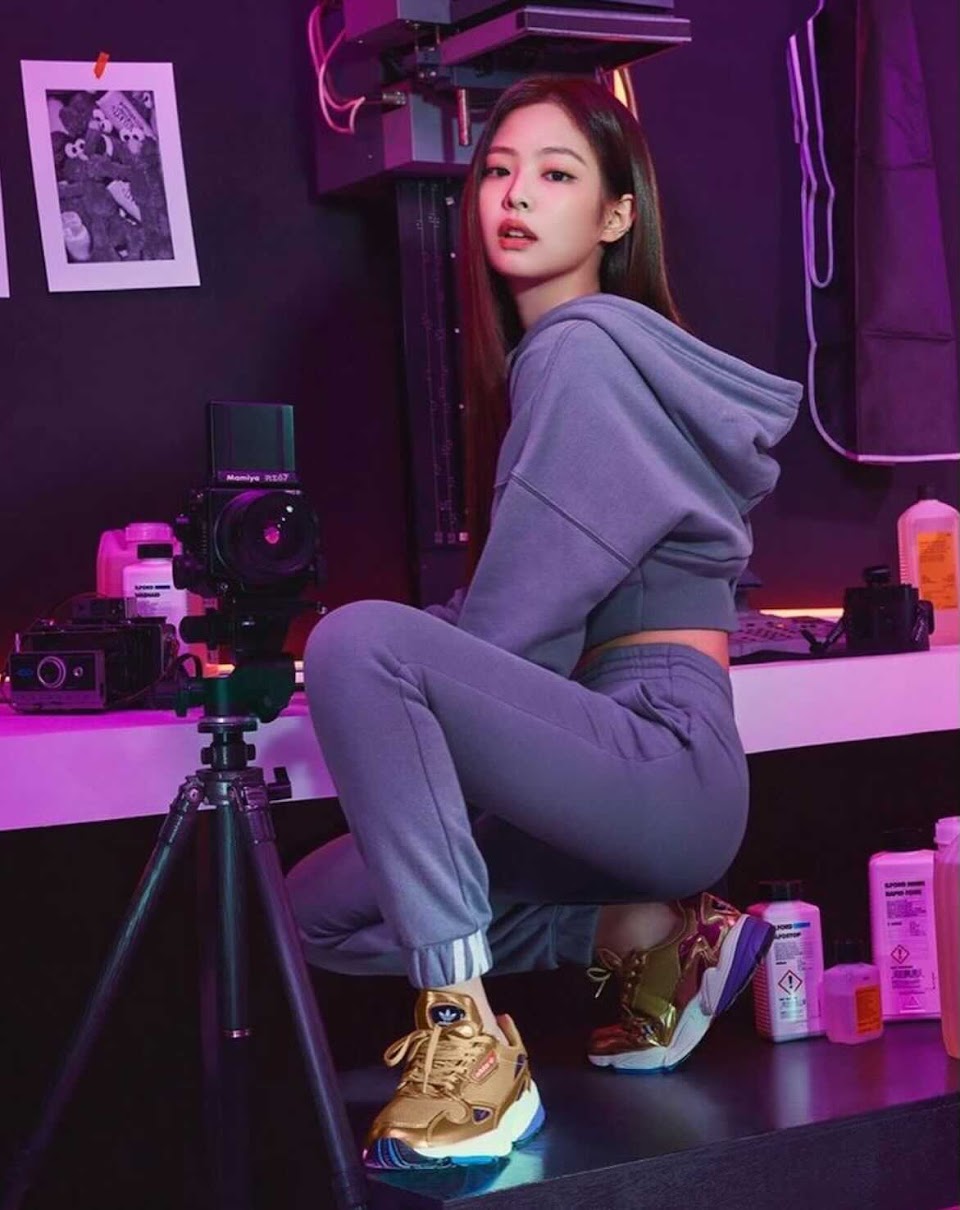 Macadán conciencia Aplicando 10+ Times BLACKPINK's Jennie Made A Simple Pair Of Sweatpants Look  Fashionable - Koreaboo