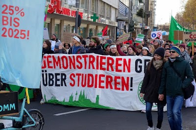 Demonstrant:innen, Transparent: «Demonstrieren geht über studieren!».