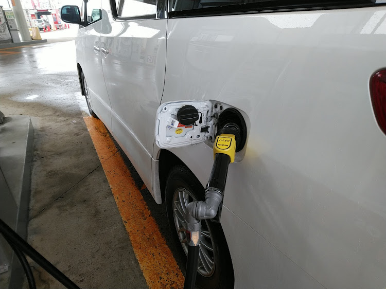 東北のスヌーピー(^^)vさんが投稿した20 アルファード　V6 3500・寒いけど洗車した・今の自動洗車機って凄いのね・高速道路を走ると融雪剤の影響で真っ白です⤵・雨降り洗車に関するカスタム事例の投稿画像2枚目