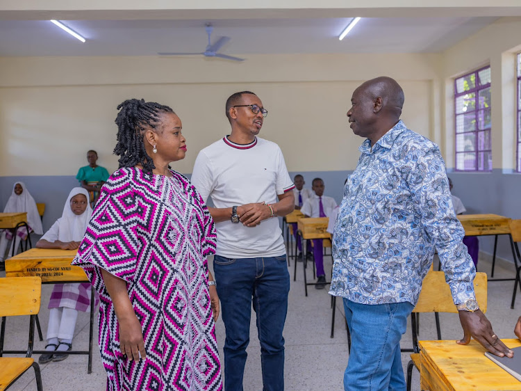 Frere Town primary headteacher Lucy Oyugi, Nyali MP Mohammed Ali and Deputy President Rigathi Gachagua at Frere Twon primary on Monday.