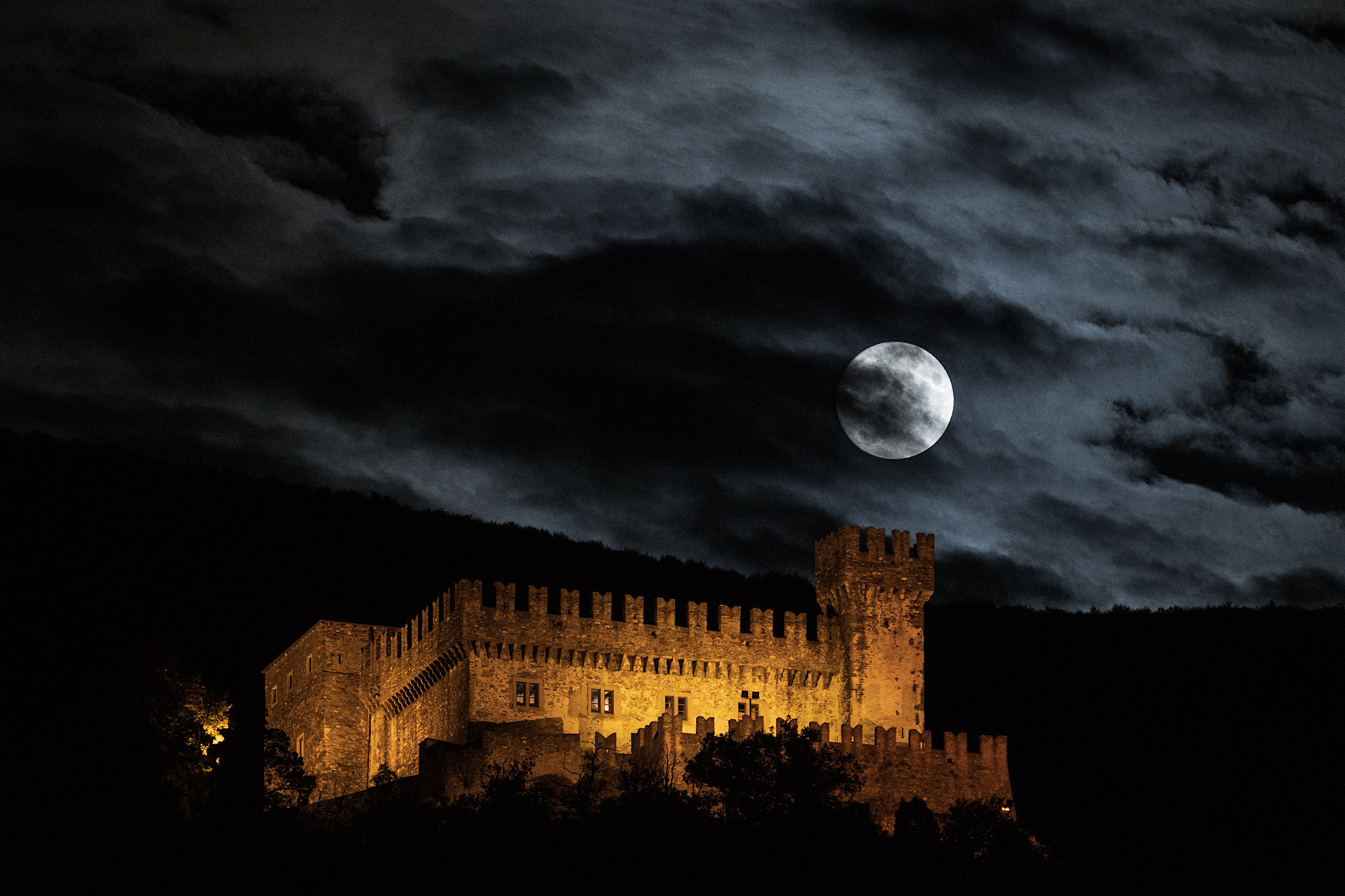 Castello Sasso Corbaro al chiaro di Luna di YN