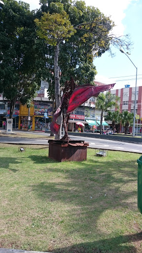 Escultura De Metal Retorcida