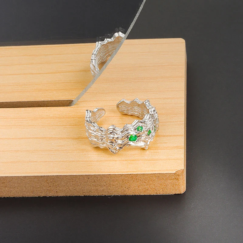 Koreaanse stijl ring met een speciaal design, onregelmatige textuur en een uniek oppervlak, bezet met zirkonia.