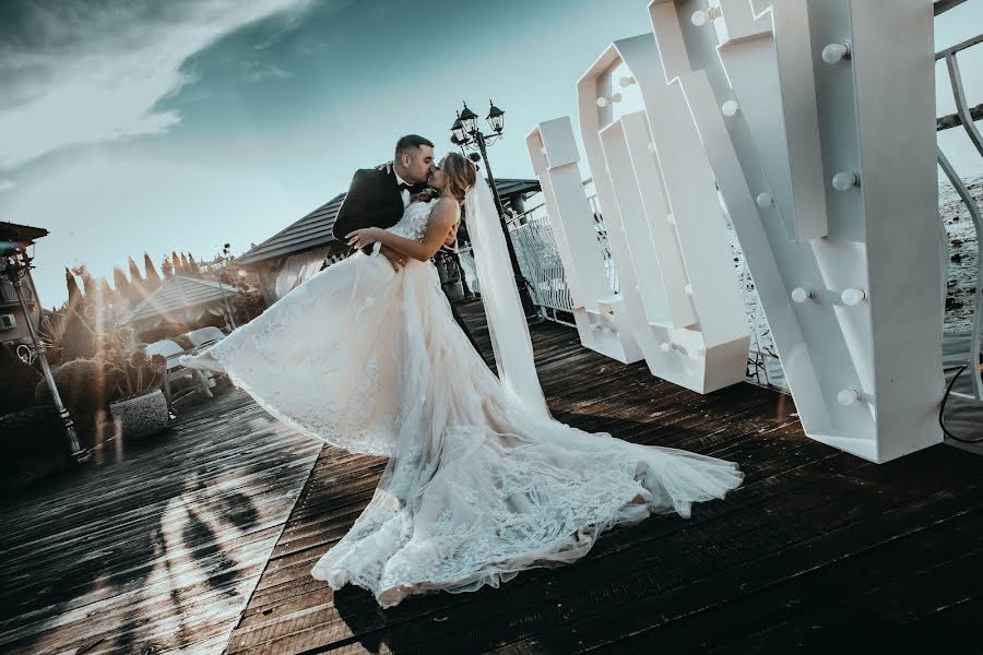 Photographe de mariage Adrian Komosa (chwilolapacz). Photo du 7 décembre 2020