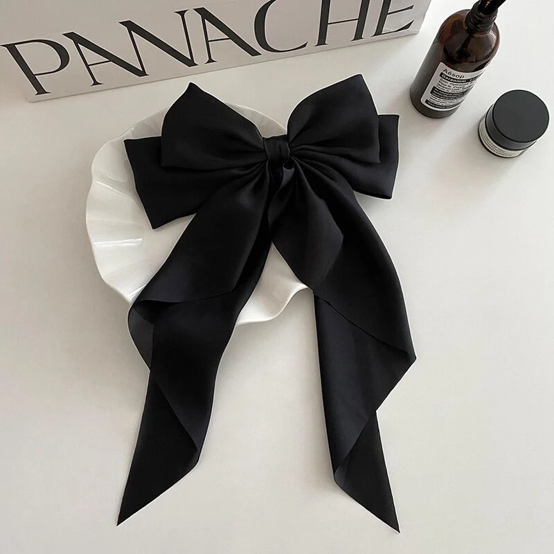 Épingle à cheveux simple avec nœud en tissu rétro, un accessoire de coiffure élégant et facile à porter, parfait pour un look quotidien ou spécial.