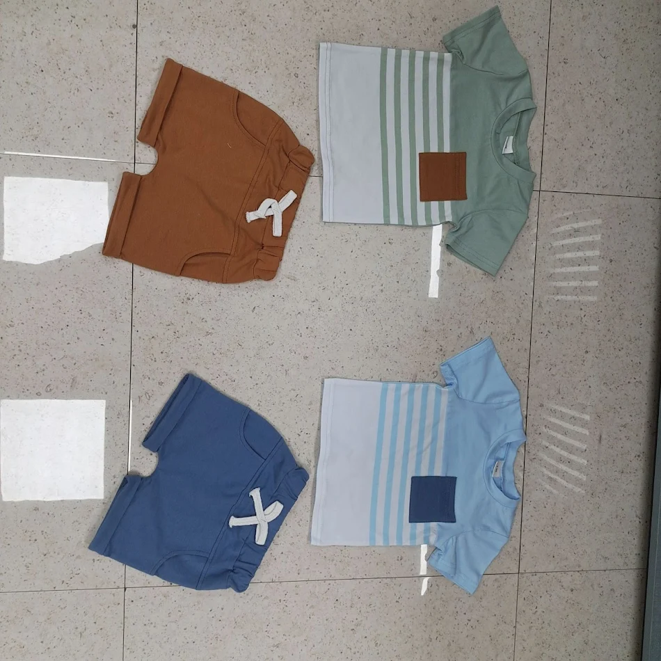 Conjunto de shorts de manga curta com listras e cores combinando, perfeito para o verão. Confortável, estiloso e ideal para o dia a dia ou lazer.