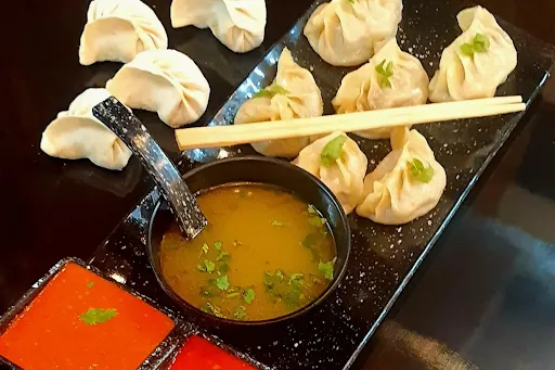 Chicken Steamed Momos [12 Pieces] With Chicken Clear Soup