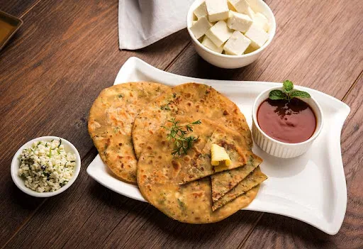 Paneer Paratha With White Butter